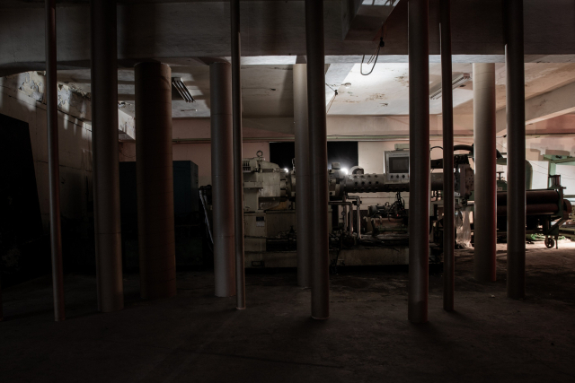 부산 동일고무벨트 동래공장에서 열리고 있는 한원석 개인전 '지각의 경계: 검은 구멍 속 사유' 설치 전경. 작가 제공