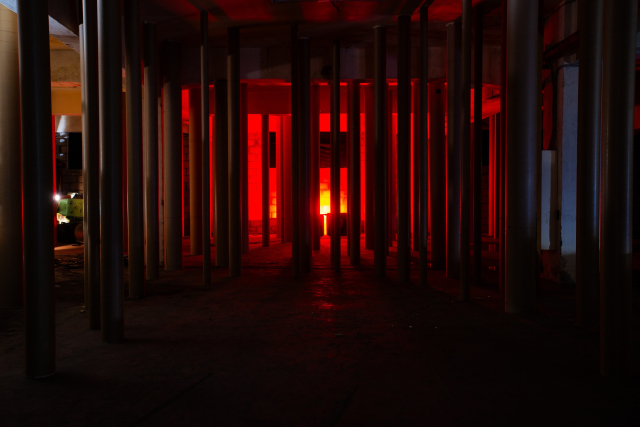 부산 동일고무벨트 동래공장에서 열리고 있는 한원석 개인전 '지각의 경계: 검은 구멍 속 사유' 설치 전경. 작가 제공