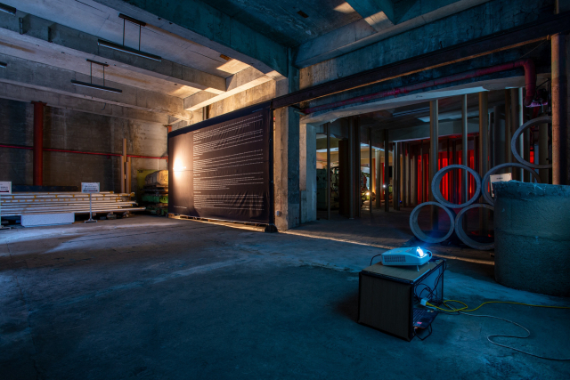 부산 동일고무벨트 동래공장에서 열리고 있는 한원석 개인전 '지각의 경계: 검은 구멍 속 사유' 설치 전경. 작가 제공