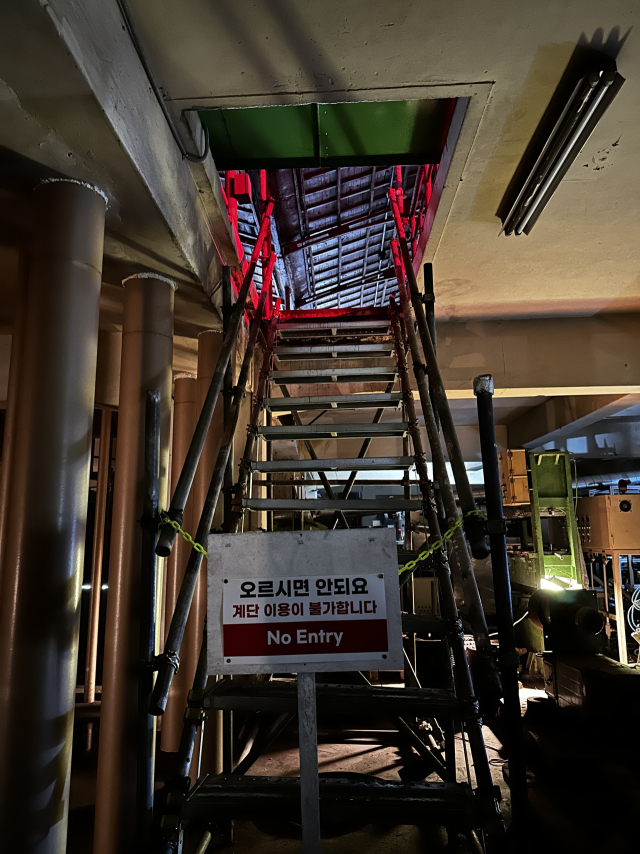 1층 실내에서 2층으로 통하는 계단이 있지만 안전 문제로 막아놨다. 김은영 기자key66@