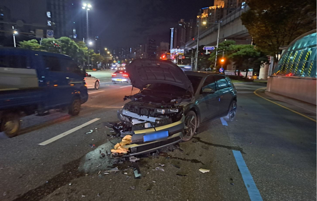 21일 오후 10시 6분께 부산 연제구 남문구교차로 인근 도로에서 교통 사고가 발생했다 . 부산 연제경찰서 제공
