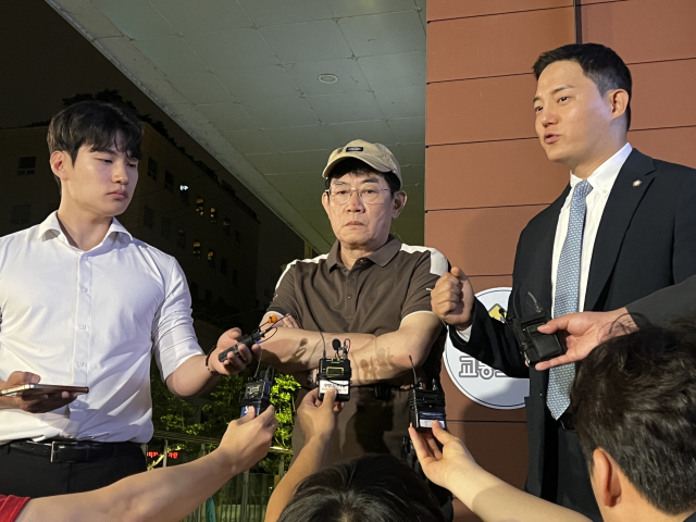 개그맨 이경규가 지난 6월 24일 서울 강남경찰서에서 약물 운전 혐의 관련 조사를 마친 뒤 취재진 앞에 서있다. 이 씨는 같은 달 8일 오후 2시께 강남구 논현동에서 약물을 복용한 상태로 운전한 혐의를 받는다. 연합뉴스