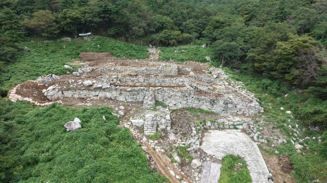 남해군 대장군지 축대 및 전체 전경. 삼별초 대몽항쟁기 건물군 실체가 처음으로 확인됐다. 남해군 제공
