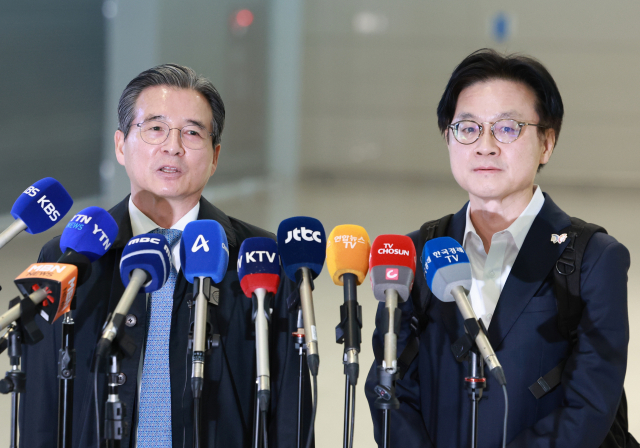 김용범(왼쪽) 대통령실 정책실장이 22일 한미 관세협상 추가 논의를 위해 인천국제공항 제2여객터미널에서 미국 워싱턴DC로 출국하기 앞서 발언하고 있다. 오른쪽은 김정관 산업통상부 장관. 연합뉴스