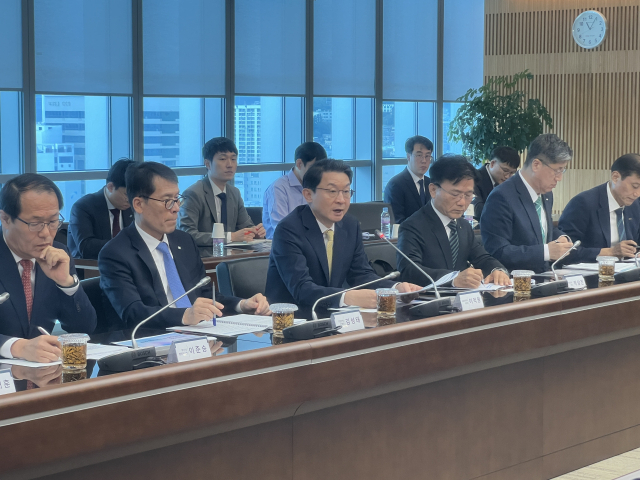 부산 온 이억원...지방우대 금융 계획 발표 "정책금융 45% 지역에" - 뉴스 썸네일 이미지