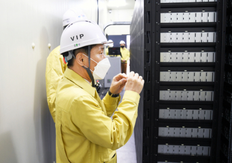 태양광 연계 ESS 설비를 안전점검하는 모습. 사진은 기사 내용과 직접 관련 없음. 산업통상부 제공