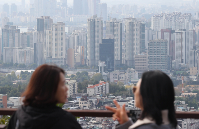 부동산 시장의 양극화가 날로 심화되는 모습이다. 서울 남산에서 바라본 아파트 단지의 모습. 연합뉴스