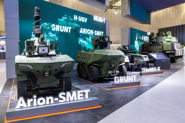 한화시스템과 한화에어로스페이스, 한화오션이 킨텍스에서 열린 대한민국 최대 방산 전시회, '서울 국제항공우주 및 방위산업 전시회(ADEX) 2025'에 역대 최대 규모의 통합관을 운영한다고 20일 밝혔다. 사진 왼쪽부터 아리온스멧, 그룬트, 한국형 궤도형 무인지상차량 '테미스'. 연합뉴스