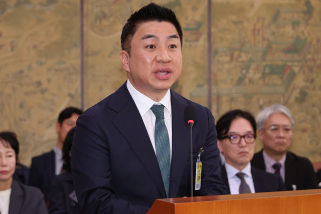 정용석 국립박물관문화재단 사장이 22일 서울 여의도 국회에서 열린 문화체육관광위원회의 국립중앙박물관, 국립중앙도서관 등에 대한 국정감사에서 김건희 여사의 경복궁 근정전 용상 착석 의혹과 관련한 질의에 답하고 있다. 연합뉴스