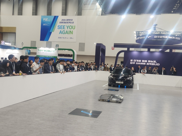 22일 ‘2025 미래혁신기술박람회(이하 FIX 2025)’가 개막한 가운데 HL로보틱스의 자율주행 주차 로봇 ‘파키’의 시연 모습. 배동진기자 djbae@