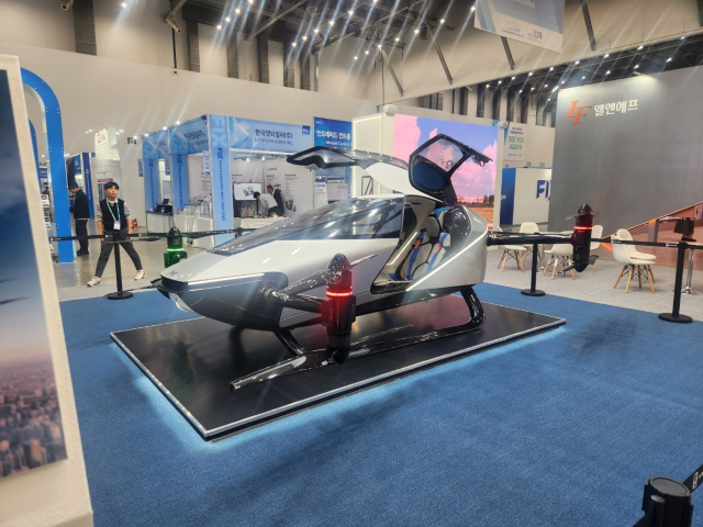‘FIX 2025’에 공개된 중국 전기차업체 샤오펑의 UAM(도심항공교통) ‘트래블러 X2’ 전시모습. 배동진 기자