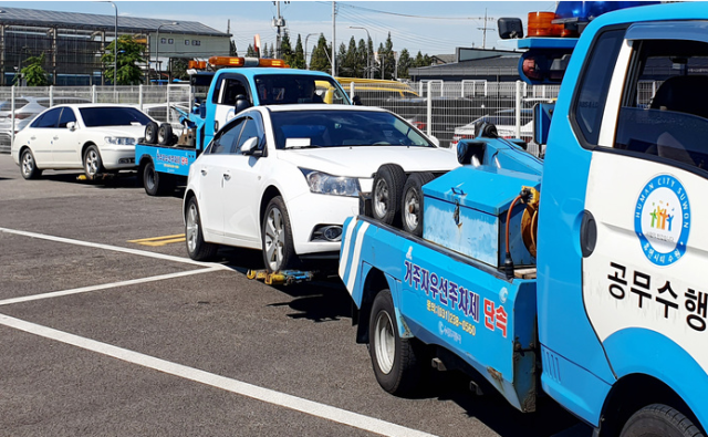 견인차가 불법 주정차 차량을 견인하는 모습. 부산시견인협회 제공