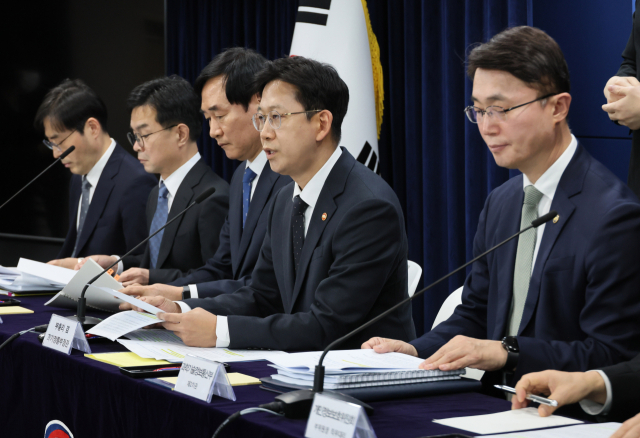 배경훈(오른쪽 두 번째) 부총리 겸 과학기술정보통신부 장관이 22일 정부서울청사에서 열린 합동브리핑에서 ‘범부처 정보보호 종합대책’을 발표하고 있다.연합뉴스