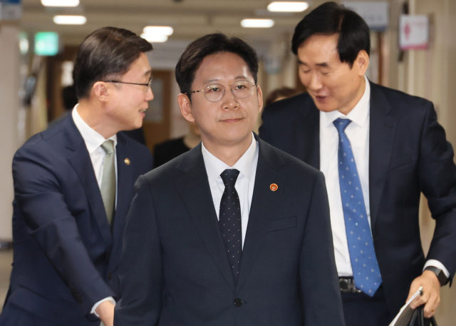 배경훈 부총리 겸 과학기술정보통신부 장관이 22일 서울 종로구 정부서울청사에서 ‘범부처 정보보호 종합대책’을 발표하기 위해 브리핑실로 이동하고 있다. 연합뉴스