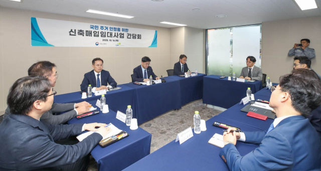 이상경 국토교통부 제1차관이 16일 서울 동대문구 답십리의 신축매입임대 추진 현장을 둘러보고 관계자들과 간담회를 하고 있다. 연합뉴스