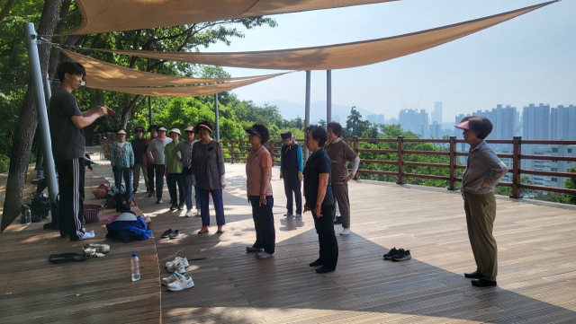 부산진구 걷기 동아리 회원들이 스트레칭을 하는 모습. 황윤경 씨 제공