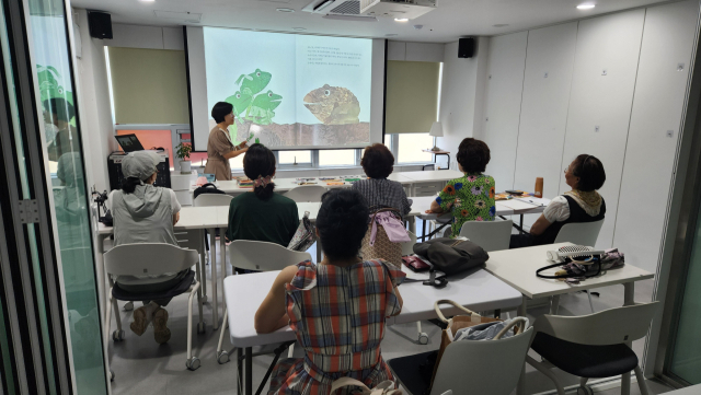해운대구 하하센터 ‘맘그림책’ 동아리 활동 모습. 맘그림책 제공