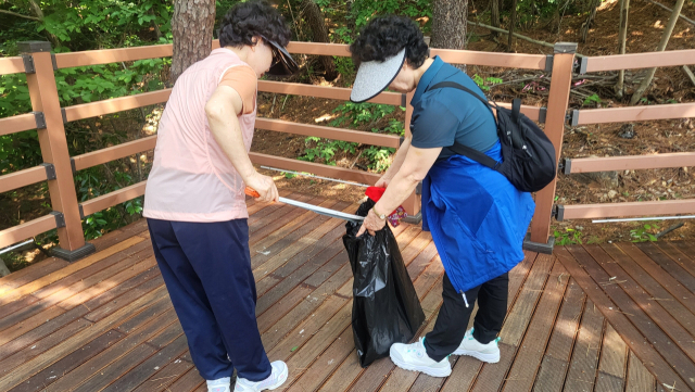 쓰레기를 줍는 모습. 황윤경 씨 제공