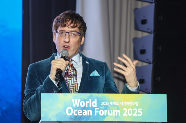 22일 제19회 세계해양포럼 개막식 기조연설에서 염재호(위) 태재대 총장과 해양미래학자 마틴 쾨링이 각각 주제 발표를 하고 있다. 김종진 기자 kjj1761@