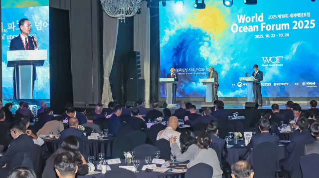 제19회 세계해양포럼이 22일 오후 롯데호텔 부산 3층 크리스탈 볼룸에서 막을 올렸다. 배상훈 국립부경대학교 총장과 염재호 태재대학교 총장, 해양미래학자 마틴 쾨링이 문답하고 있다. 김종진 기자 kjj1761@