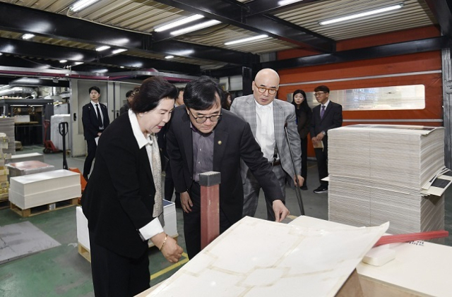 임기근 기획재정부 차관이 10월 22일 서울 금천구 죠이프린라이프를 방문해 생산 현장을 살펴보고 있다. 기재부 제공