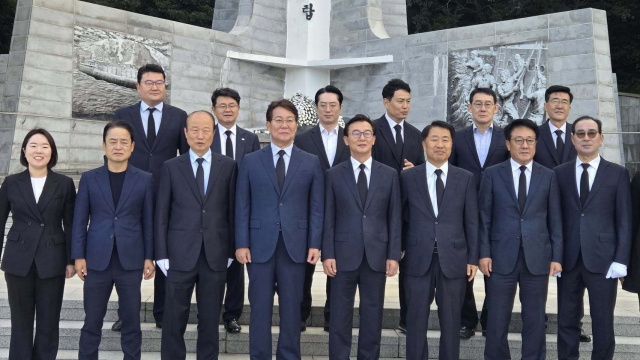 해양수산부가 22일 공식 배포한 전재수 장관의 부산 영도구 동삼동 '순직 선원 위령탑' 참배 후 기념사진. 다음달 초 선출 예정인 더불어민주당 부산시당위원장에 도전한 변성완(앞줄 왼쪽 네 번째) 강서지역위원장이 전 장관 옆에 서 있다. 해수부 제공