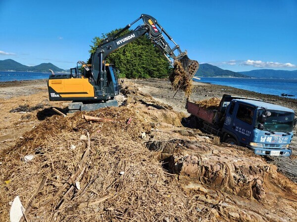 지난 7월 집중호우로 남해안에 떠밀려 온 해양쓰레기. 경남도 제공