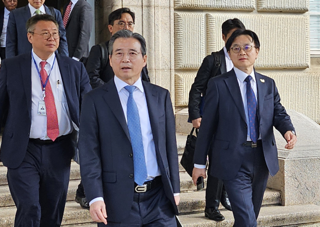 김용범(왼쪽) 대통령실 정책실장이 22일 김정관 산업통상부 장관과 함께 미국 워싱턴 DC에 있는 미 상무부 청사에서 하워드 러트닉 상무장관과 만난 뒤 나서고 있다. 연합뉴스