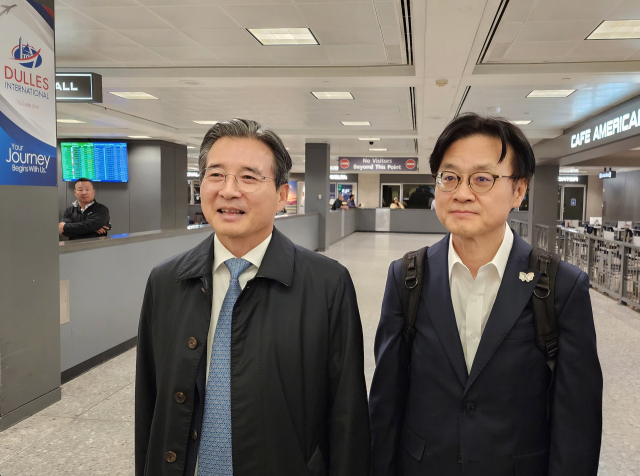 김용범(왼쪽) 대통령실 정책실장과 김정관 산업통상부 장관이 22일(현지시간) 워싱턴DC 인근 덜레스 국제공항을 통해 미국에 입국한 뒤 취재진의 질문에 답하고 있다. 연합뉴스