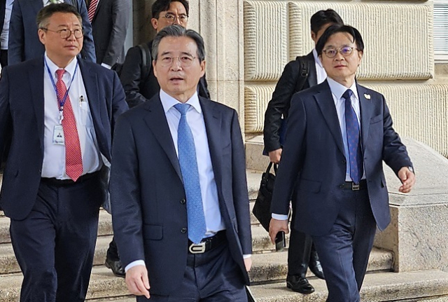 한국과 미국이 22일(현지시간) 워싱턴DC에서 무역 합의를 최종 도출하기 위한 막바지 협상을 벌였다. 김용범 대통령실 정책실장이 김정관 산업통상부 장관과 함께 미 상무부 청사에서 하워드 러트닉 상무장관과 만난 뒤 나서고 있다. 연합뉴스