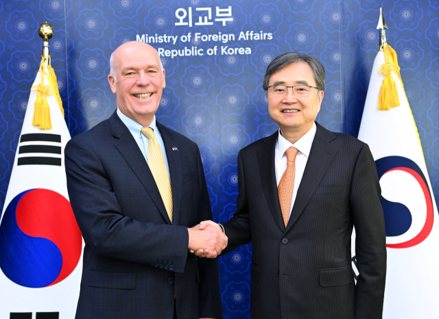 조현 외교부 장관이 20일 서울 외교부 청사에서 방한 중인 그레그 지안포르테 미국 몬태나 주지사와 면담, 기념 촬영하고 있다. 연합뉴스