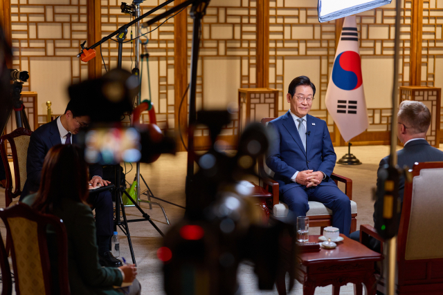 이재명 대통령이 22일 용산 대통령실 자유홀에서 CNN과 인터뷰를 하고 있다. 연합뉴스