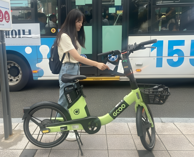 부산에서 교통카드로 대중교통과 환승이 가능한 전기 자전거. 휙 제공