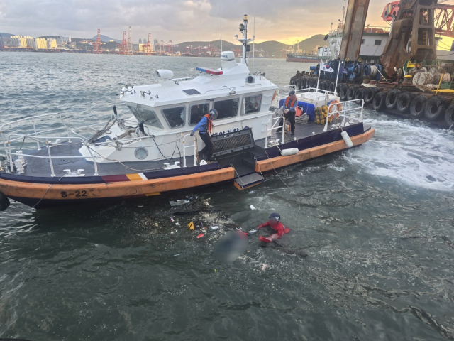 23일 오전 6시 40분께 부산 영도구 청학동 청학 안벽 앞 15m 해상에서 60대 남성이 숨진 채 발견됐다. 부산 해양경찰서 제공