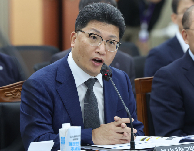 부산대학교병원 정성운 병원장이 23일 경남 창원시 경남도교육청 2층 강당에서 열린 국회 교육위원회의 부산대·부산대병원·부산대치과병원·경상국립대·경상국립대병원 국정감사에서 답변하고 있다. 연합뉴스