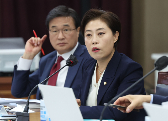 국민의힘 서지영 의원이 23일 경남 창원시 경남도교육청 2층 강당에서 열린 국회 교육위원회의 부산대·부산대병원·부산대치과병원·경상국립대·경상국립대병원 국정감사에서 질의하고 있다. 연합뉴스