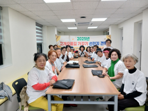 실크스크린 체험 후 대티까치마을 주민 단체 기념촬영 모습.