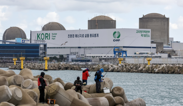원자력안전위원회가 23일 고리원전 2호기의 계속운전 허가에 대한 심의를 재개한다. 사진은 이날 부산 기장군의 한 마을에서 바라본 고리원전 2호기(오른쪽 두번째)와 영구 정지 8년 만인 지난 6월 해체가 결정된 고리원전 1호기(맨 오른쪽) 모습. 김종진 기자 kjj1761@