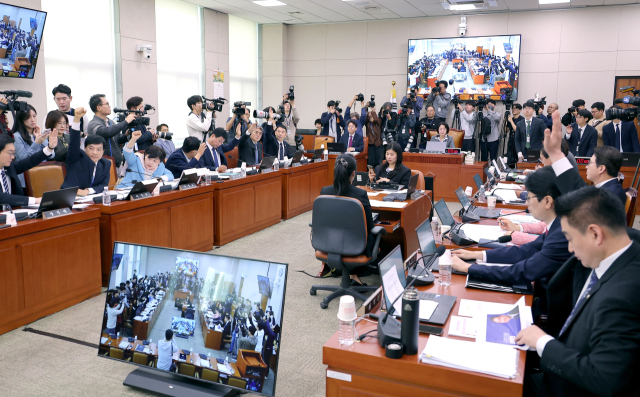 23일 국회 법제사법위원회 전체회의에서 의원들이 2025년도 국정감사 증인 고발의 건 관련해 거수 투표를 하고 있다. 연합뉴스