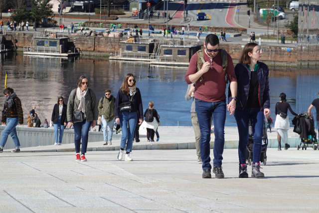경사면을 오르는 시민들. 이상훈 제공