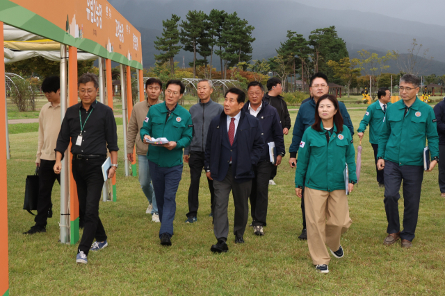 나동연 양산시장 등이 지난 22일 황산공원에서 열리는 행사에 브리핑과 함께 점검을 실시했다. 양산시 제공