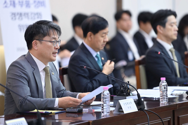 문신학(왼쪽) 산업통상부 차관이 23일 오후 정부서울청사에서 열린 ‘제14차 소재·부품·장비 경쟁력강화위원회’에서 ‘소재·부품·장비 특화단지 종합계획’ 등 주요 안건을 발표하고 있다. 산업부 제공