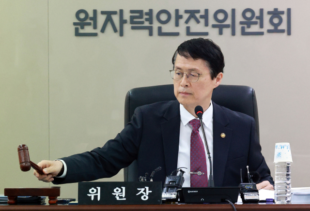 23일 서울 중구 원자력안전위원회에서 열린 제23차 회의에 최원호 위원장이 의사봉을 두드리고 있다. 이날 회의에서는 한국수력원자력이 최대 10년 수명 연장을 추진하는 고리 2호기 계속운전 허가에 대한 심의가 진행됐다.연합뉴스