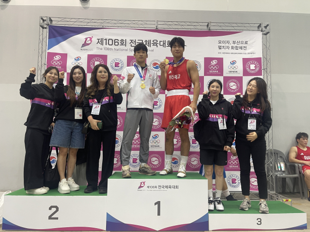 제106회 체전 복싱종목에서 금메달을 딴 부산체고 박태산(왼쪽)과 박담현. 부산체고 제공
