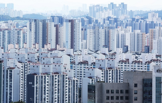 정부가 ‘10·15 부동산 대책’ 발표 전후로 서울 아파트 매매가격이 급상승한 것으로 나타났다. 사진은 경기도 수원시 영통구 일대 아파트 단지 모습. 연합뉴스