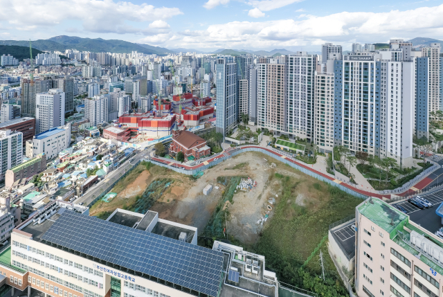 부산진구 양정1구역 재개발조합이 부지 활용 계획 수립 등 행정 절차가 1년 넘게 지연되자 기부를 취하한 공공청사 부지와 일대 전경. 김종진 기자 kjj1761@