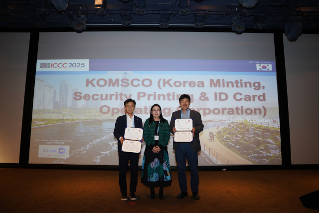 한국조폐공사 이종선 기술연구원장(왼쪽), IT보안인증사무국 이은경 국장(가운데), 조폐공사 진민식 책임연구원이 ‘ICCC 2025 공식 인증서 수여식’에서 인증서를 들고 기념촬영을 하고 있다. 조폐공사 제공