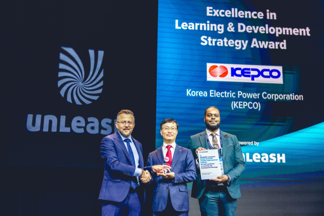 한국전력이 국내 최초로 미국과 유럽 양대 인적자원개발(HRD) 분야의 대상을 같은 해 동시 석권하며 글로벌 최고 수준의 HRD 역량을 입증했다. (왼쪽부터) unleash 엘리엇 토마스(최고 수익 책임자, Chief Revenue Officer), 한전 윤여일 (인사처장), unleash 모 코기(영업 총괄, Head of Sales). 한전 제공