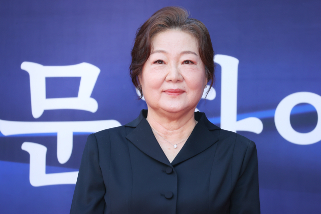 배우 김해숙이 23일 오후 서울 중구 국립극장 해오름극장에서 열린 '2025 대한민국 대중문화예술상 시상식' 레드카펫 행사에서 포즈를 취하고 있다. 연합뉴스