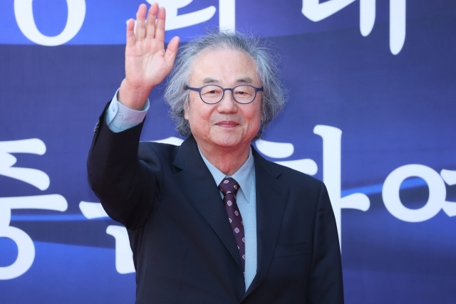 배우 정동환이 23일 오후 서울 중구 국립극장 해오름극장에서 열린 '2025 대한민국 대중문화예술상 시상식' 레드카펫 행사에서 포즈를 취하고 있다. 연합뉴스